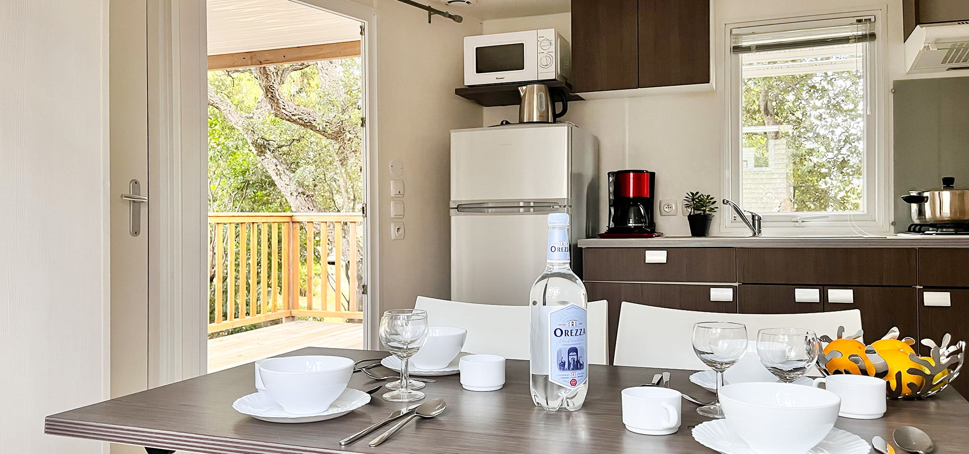 Camping la vetta bungalow MH confort 2CH cuisine table terrasse
